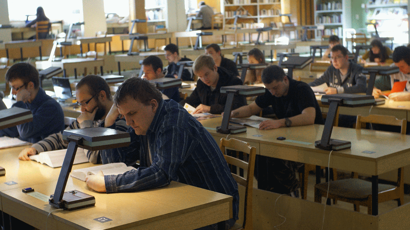 Studenci czytający książki w bibliotece