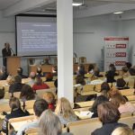 Spotkanie studentów i profesorów na konferencji naukowej