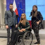 Na zdjęciu stoją pracownicy BON UB - Aleksandra Zagórska, Jakub Bułacz i Monika Twardawski-Karbowiak na tle podium sceny, tuż przed wystąpieniem.